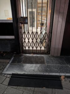 Untere Eingangstür des LiZA. Vor der Tür ist eine leicht schräge Stufe.
