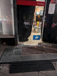 Obere Tür des LiZA. Eine Stufe vor der Tür. Die Tür ist doppelt und kann von innen geöffnet werden.